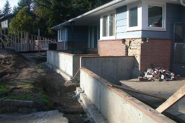 DSCN1514.JPG - Foundation walls for the master suite (foreground) and sunroom (background).