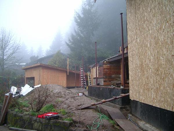 IMGP1106.JPG - Steel posts for I-beams across the front of the house.