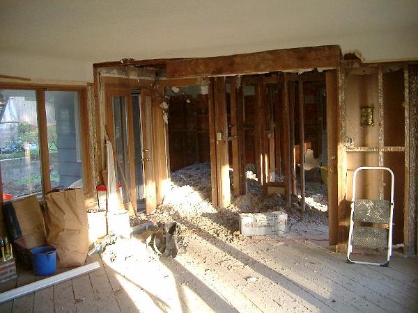 IMGP0974.JPG - Open up those walls and eliminate the separate dining room.