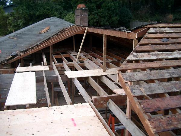 IMGP1024.JPG - Original roofing removed; roof sliced open to provide for the loft and master bedroom.