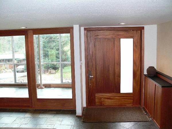 P1000136.JPG - Pivoting front door from interior