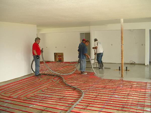 IMGP1531.JPG - Pouring gypcrete